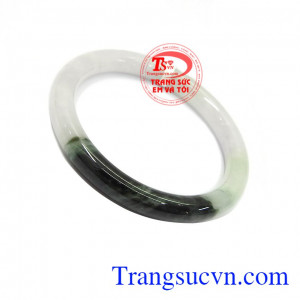 Vòng ngọc tím ngò chứa nguồn năng lượng tốt, là sự kết tinh của tự nhiên, có tác dụng giải trừ tà khí, mang lại may mắn, tài lộc và bình an cho người đeo