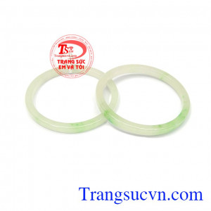Vòng ngọc trắng đôi mang màu xanh đầy sức sống, có khả năng đem lại tiền tài, may mắn và sức khỏe cho người đeo