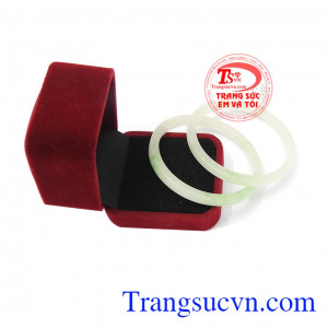 Vòng ngọc trắng đôi mang màu xanh đầy sức sống, có khả năng đem lại tiền tài, may mắn và sức khỏe cho người đeo