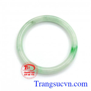 Vòng ngọc vân xanh thời trang.