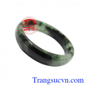 Vòng ngọc cẩm thạch là sản phẩm mang lại nhiều may mắn, sức khỏe, hạnh phúc cho người đeo