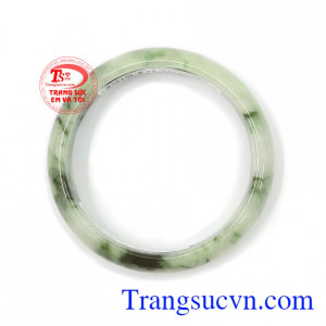 òng tay cẩm thạch đẳng cấp cũng được cho là phục hồi và cân bằng năng lượng trong cuộc sống vàn công việc của mỗi người