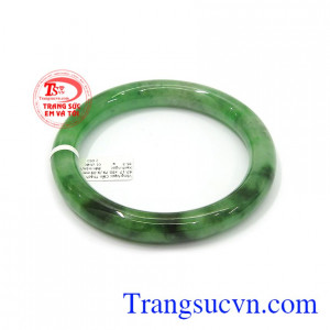 Ngọc cẩm thạch là vật tinh túy và quý báu nhất của trời đất vì vậy vòng ngọc luôn được ưa thích làm đồ trang sức