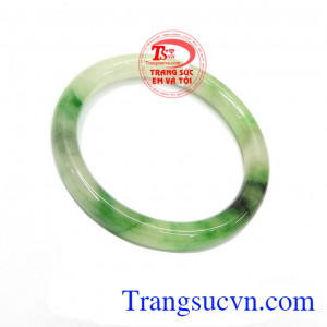 Ngọc cẩm thạch, phù hợp với nhiều lứa tuổi, đeo hợp thời trang và quý phái