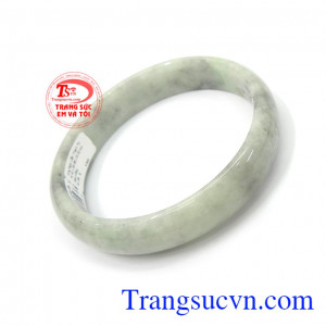 Vòng tay ngọc JADEITE là sản phẩm phù hợp làm quà tặng cho Chị Em, Mẹ, Bà và người thân yêu trong các dịp lễ, tết, sinh nhật, ngày kỷ niệm