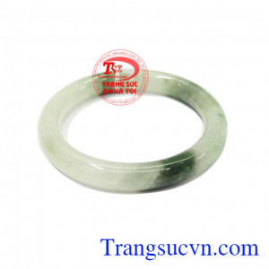 Vòng tay ngọc jadeite là sản phẩm được chế tác từ ngọc cẩm thạch thiên nhiên chất lượng