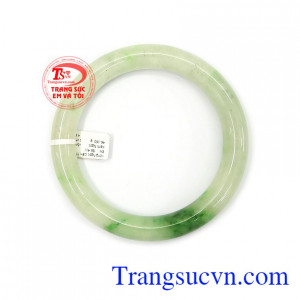 Ngoài ra, đeo vòng tay đá cẩm thạch còn giúp xua tan sự phiền muộn trong cuộc sống, tâm hồn bạn sẽ luôn được thư thái, bình an