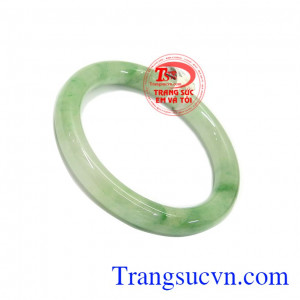 Vòng tay ngọc thiên nhiên mang một nguồn năng lượng tốt dồi dào đem lại nhiều may mắn, sức khỏe cho người đeo