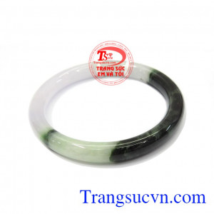 Vòng tay ngọc xịn được chạm khắc kiểu bản tròn sang trọng và quý phái