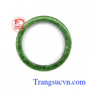 Vòng tay Phỉ Thúy bản vuông là món quà tuyệt vời dành tặng người yêu thương những dịp ý nghĩa