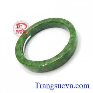 Theo phong thủy đeo Ngọc Phỉ Thúy có tác dụng tốt cho sức khỏe tinh thần và thể chất, bên cạnh đó còn mang lại may mắn thuận lợi cho chủ nhân trong công việc cũng như cuộc sống, là chiếc vòng phong thủy cần có cho mỗi bạn gái Vòng tay Phỉ Thúy bản vuông