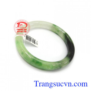 Vòng tay trang sức ngọc Malay trong phong thủy ngọc cẩm thạch chứa nguồn năng lượng tốt dồi dào, mang lại may mắn, bình an và tài lộc cho người đeo