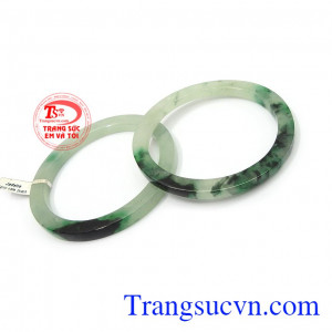 Vòng tay vuông ngọc cẩm thạch chứa nguồn năng lượng dồi dào, có tác dụng giải trừ tà khí, mang lại may mắn, bình an cho người đeo