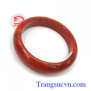 Vòng thạch cẩm ngọc đỏ có tác dụng mang lại may mắn, bình an và tài lộc cho người đeo