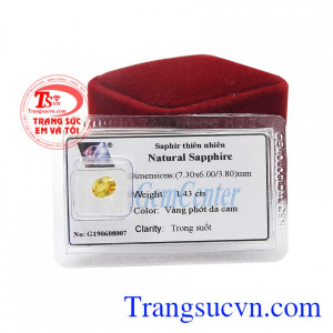 Yellow Sapphire được chế tác từ saphir thiên nhiên có màu vàng phớt da cam.