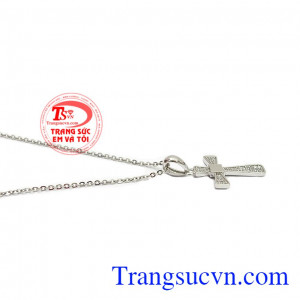 Mặt dây thánh giá vàng đẹp được thiết kế tinh tế cùng những viên đá lấp lánh tạo điểm nhấn sang trọng cho sản phẩm