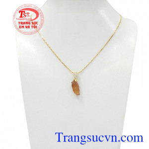 Bộ mặt dây lá thạch anh tóc đem lại sự tinh tế, sang trọng cho phái đẹp.