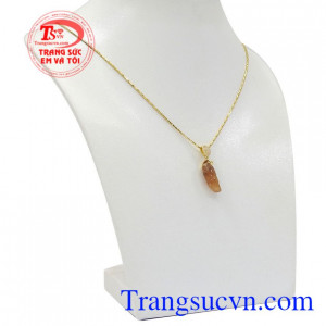 Bộ mặt dây lá thạch anh tóc là món quà xinh xắn dành cho người yêu thương.