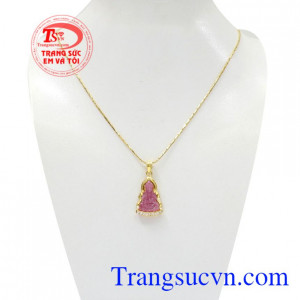 Bộ mặt dây quan âm ruby an yên được chế tác tinh xảo, màu sắc đẹp mắt.