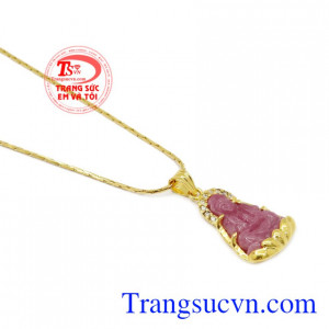 Bộ mặt dây quan âm ruby đẹp có thể kết hợp với nhiều kiểu quần áo.