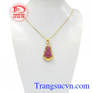 Bộ mặt dây ruby quan âm bình an là sự kết hợp giữa mặt dây ruby thiên nhiên và dây chuyền vàng Ý.