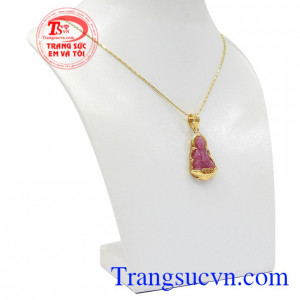 Bộ mặt dây ruby quan âm bình an có thể kết hợp với nhiều kiểu quần áo.