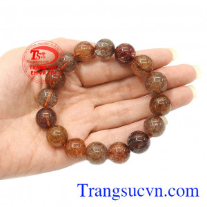 Theo phong thủy, tam tài kết hợp trong hai bộ ba “Thuỷ-Hỏa-Thổ” và “Mộc-Kim-Thổ”, trong đó có Thổ là yếu tố chung, thích hợp với các mệnh trên,Chuỗi tay thạch anh tóc tam tài