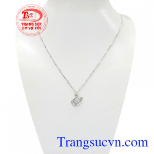 Dây chuyền nữ vàng trắng thiên nga là sản phẩm được nhập khẩu từ Korea chất lượng.