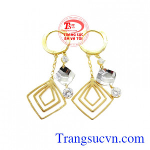 Hoa tai vàng nữ cá tính có thể kết hợp với nhiều kiểu quần áo.