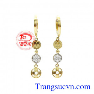 Hoa tai vàng Van Cleef Arpels được thiết kế tinh tế, kết hợp giữa vàng tây 10k và kiểu dáng từ thương hiệu Van Cleef Arpels đẳng cấp sang trọng tạo điểm nhấn cho sản phẩm,Hoa tai vàng Van Cleef Arpels