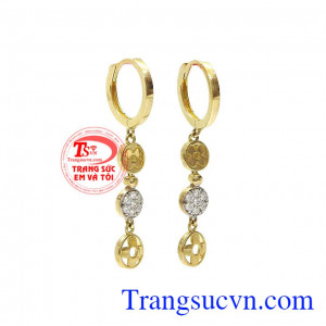 Hoa tai dạng dài, nữ tính và dễ kết hợp với nhiều loại trang phục,Hoa tai vàng Van Cleef Arpels