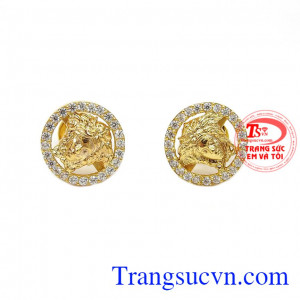 Hoa tai vàng tây sang trọng là món đồ trang sức không thể thiếu của chị em phụ nữ.