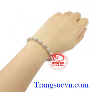 Lắc tay nữ vàng trắng cá tính tôn lên vẻ xinh xắn nhưng cũng không kém phần cá tính.