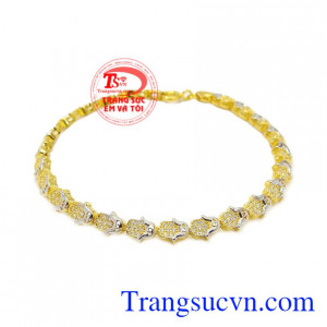 Lắc tay vàng nữ xinh xắn là sản phẩm được chế tác tinh xảo, bắt mắt.