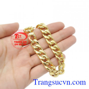 Lắc vàng nam giá rẻ được chế tác từ vàng tây 10k bền đẹp. Sản phẩm mang thiết kế đơn giản nhưng đầy mạnh mẽ giúp thể hiện cá tính phái mạnh