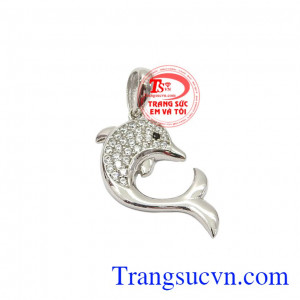 Mặt dây cá heo vàng trắng là tôn lên vẻ xinh xắn, dễ thương của các bạn nữ