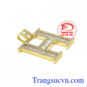 Mặt dây chữ H sang trọng được thiết kế vô cùng độc đáo với rất nhiều viên đá cz lấp lánh ấn tượng. 
