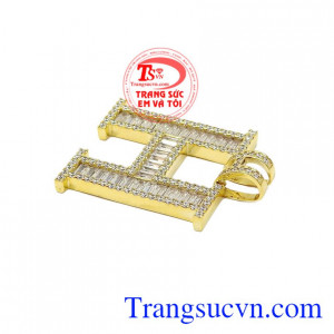 Sản phẩm giúp người đeo nổi bật trước đám đông. Mặt dây chữ H sang trọng