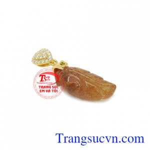 Mặt dây lá thạch anh tóc xinh xắn được chế tác từ vàng 14k và đá thạch anh tóc thiên nhiên.