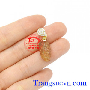 Mặt dây lá thạch anh tóc xinh xắn đẹp.