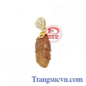 Mặt dây lá thạch anh tóc xinh xắn là sản phẩm được thiết kế độc đáo, xinh xắn.
