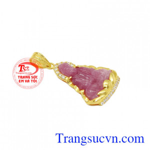 Mặt dây quan âm ruby an lành đem lại những may mắn, nhiều điều tốt lành cho gia chủ.