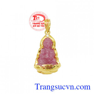Mặt dây quan âm ruby bình an là sản phẩm phong thủy mang đến sự may mắn, bình an cho gia chủ.