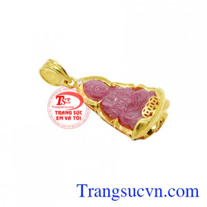 Mặt dây quan âm ruby bình an phù hợp với nhiều kiểu quần áo.