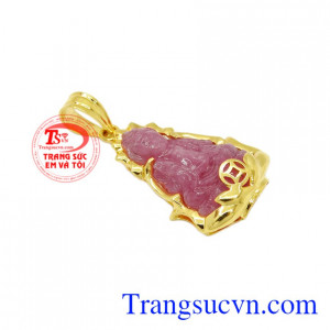 Đá ruby được biết đến là một loại đá tốt cho sức khỏe, giúp hỗ trợ cho tim mạch. Mặt dây quan âm ruby may mắn