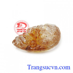 Mặt dây thạch anh tóc phúc long dùng làm mặt dây bọc vàng, kết hợp với dây chuyền vàng tạo phong cách mạnh mẽ cho phái mạnh