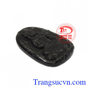 Mặt phật tuổi dậu thạch anh tóc đen được chạm khắc theo hình phật bất động minh vương. 