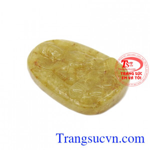 Mặt phật tuổi mùi - thân thạch anh tóc vàng là mặt được chạm khắc theo mặt phật như lai đại phật.