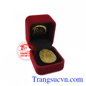 Mặt phật chạm khắc từ thạch anh tóc vàng thiên nhiên đem lại sức khỏe, thành công và may mắn cho người dùng. Mặt phật tuổi tuất-hợi thạch anh tóc vàng