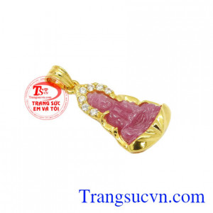Mặt quan âm ruby bọc vàng mang lại may mắn cho gia chủ.
